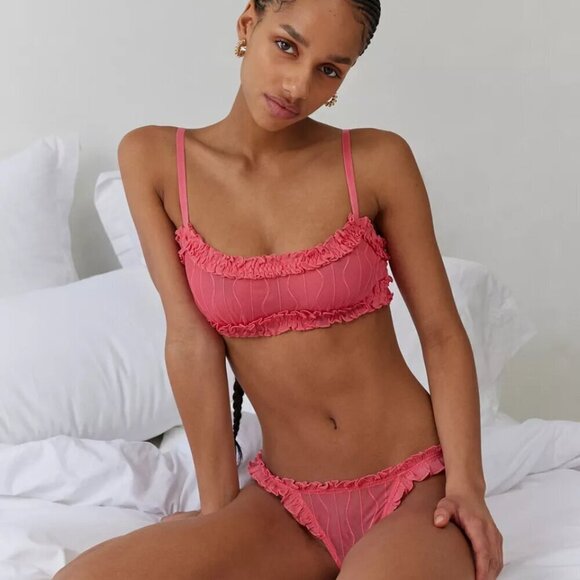 NWT UO Out From Under Make Waves Pink Scoop Ruffle Bralette - Picture 1 of 6